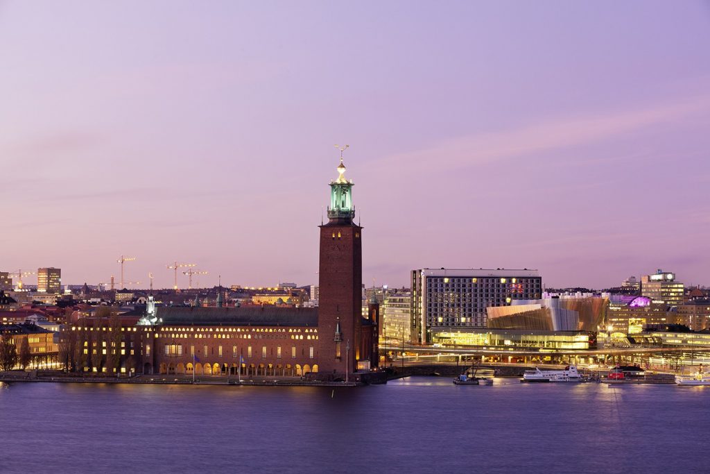 Stadshuset och Stockholm Waterfront Building från Södermalm.